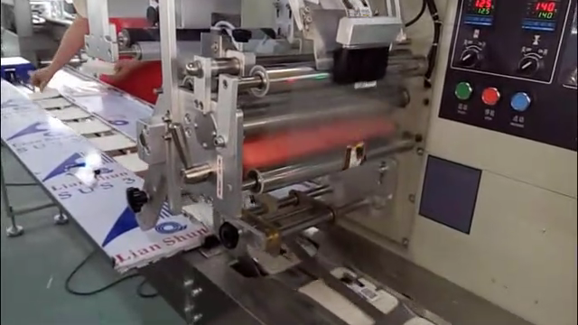 全自動貼標機工作圖